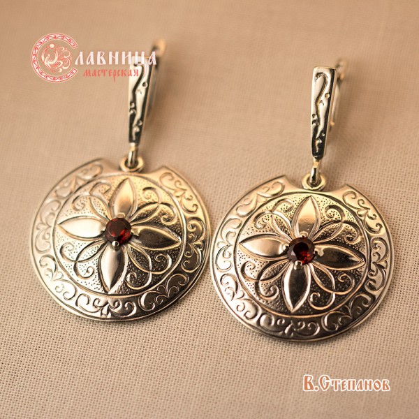 Серьги Цветок с гранатами