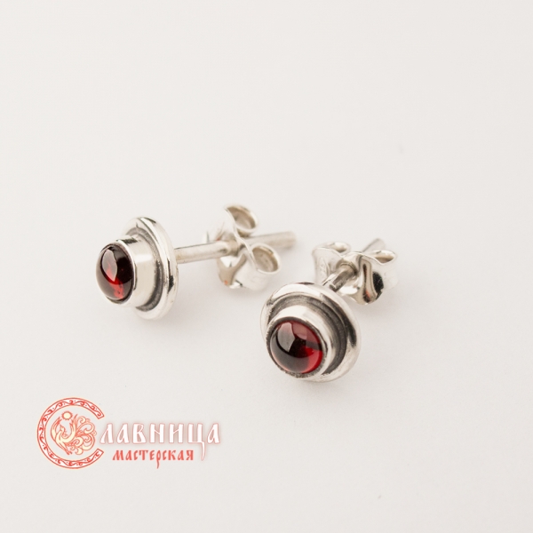 Серебряные серьги с гранатом (пусеты)